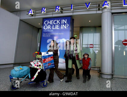 La famille McManamon est parmi les premiers passagers à arriver à l'aéroport international de Bristol après que leur vol Ryan Air de Dublin a été le deuxième avion à atterrir depuis 14h00 hier. APPUYEZ SUR ASSOCIATION photo. Banque D'Images