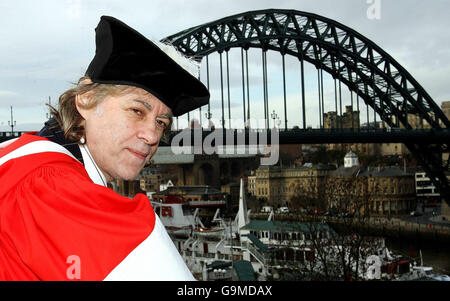 Bob Geldof a reçu un diplôme honorifique de l'Université de Newcastle. Banque D'Images