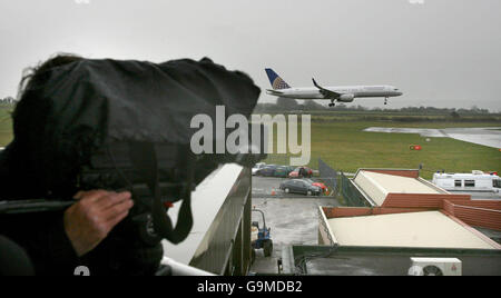 Un vol continental de New York est le premier avion à atterrir à l'aéroport international de Bristol depuis 2.00 heures hier. Banque D'Images