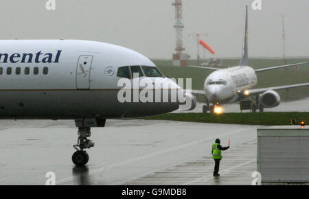 Un vol continental de New York (à gauche), suivi d'un vol Ryan Air de Dublin sont les premiers avions à atterrir à l'aéroport international de Bristol depuis 2.00 heures hier. Banque D'Images