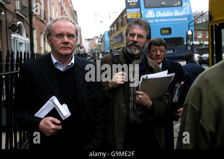 Gerry Adams et Martin McGuinness, leader de Sinn Fien (à gauche), entrent dans le bureau de Sinn Fein sur Parnell Square, Dublin. Banque D'Images