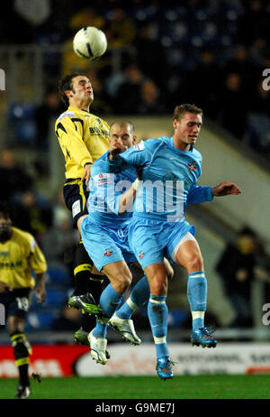 Football - le Trophée FA Carlsberg - première partie - Oxford United v Lewes - Stade Kassam.De gauche à droite ; Carl Pettefer d'Oxford United lutte pour la possession du ballon dans les airs avec Gary Holloway de Lewes et son coéquipier Andy Drury Banque D'Images