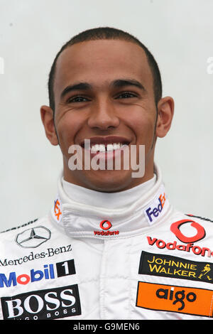 Le pilote Vodafone McLaren Mercedes Lewis Hamilton de Grande-Bretagne est dévoilé lors de la séance photo de l'équipe Vodafone McLaren Mercedes Formula One 2007 à l'Hemisferic, Ciudad de las Artes y de las Ciencias, Valence, Espagne. Banque D'Images