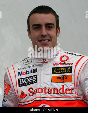 Le pilote Vodafone McLaren Mercedes et champion du monde Fernando Alonso d'Espagne au cours de la séance photo pour dévoiler l'équipe Vodafone McLaren Mercedes Formula One 2007 à l'Hemisferic, Ciudad de las Artes y de las Ciencias, Valence, Espagne. Banque D'Images