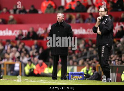 Football - FA Barclays Premiership - Manchester United / Aston Villa - Old Trafford.Sir Alex Ferguson, directeur de Manchester United (l), et Martin O'Neill, directeur d'Aston Villa Banque D'Images