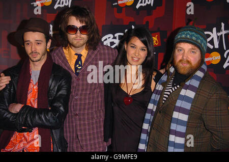 Les Guillemots arrivent au BRIT Awards 2007 Launch Party au Hammersmith Palais à l'ouest de Londres. Banque D'Images