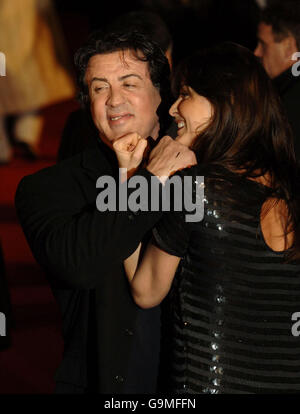 Sylvester Stallone et Lisa Snowdon arrivent pour la première britannique de Rocky Balboa au vue Leicester Square dans le centre de Londres. Banque D'Images