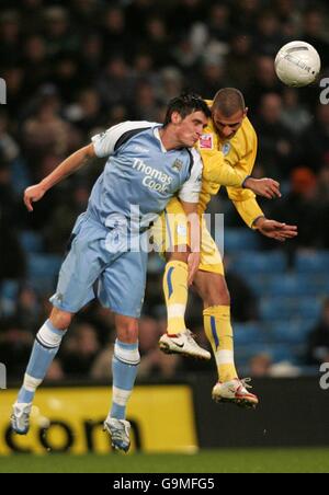 Football - FA Cup - troisième tour Replay - Manchester City / Sheffield mercredi - The City of Manchester Stadium.Joey Barton de Manchester City (à gauche) et Marcus Tudgay de Sheffield Wednesday se battent pour le ballon Banque D'Images