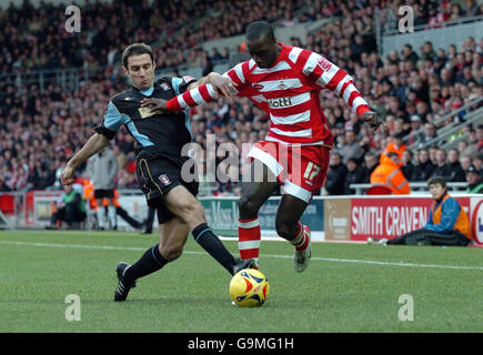 David Worrel de Rotherham (à gauche) défie Jonathan forte de Doncaster lors du match de la Coca Cola football League One au Keepmoat Stadium, Doncaster. Banque D'Images