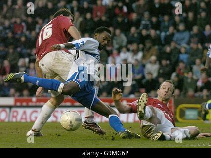 Louis Carey de Bristol City (à droite) s'en fouille Jason Euell AS de Middlesbrough ils se battent pour le ballon Banque D'Images