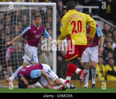 Football - FA Cup - quatrième tour - West Ham United v Watford - Upton Park.La nouvelle signature de West Ham United, Lucas Neill, se trouve sur le terrain, accrochant sa jambe droite.Il a été blessé au début de la deuxième moitié Banque D'Images