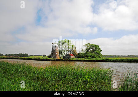 Une vue de la rivière Bure sur les Norfolk Broads avec Oby désaffectée de l'usine de drainage de Upton, Norfolk, Angleterre, Royaume-Uni. Banque D'Images