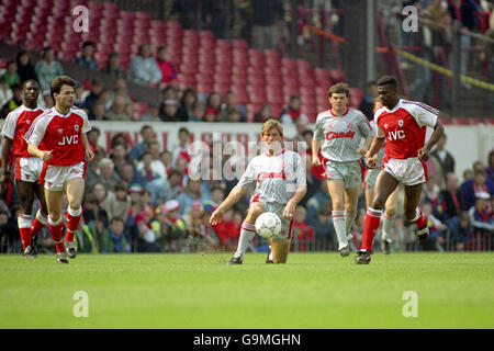 Kenny Dalglish (c), de Liverpool, joue le ballon en avant, sous la surveillance de Ray Houghton (deuxième r), de Kevin Campbell (l), Anders Limpar (deuxième l) et de Paul Davis (r), de l'équipe d'Arsenal. Banque D'Images