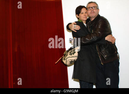 Les artistes britanniques Damien Hirst et Rachel Howard avec l'une de ses œuvres, Sloth , qui appartient à Hirst et fait partie de 'murderme' , sa collection d'art contemporain personnelle exposant à la Serpentine Gallery de Londres de demain. Banque D'Images