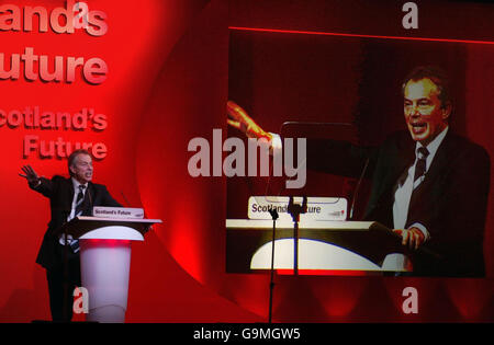 Le Premier ministre britannique Tony Blair s'adresse à la conférence du parti travailliste écossais à Corran Halls, Oban. Banque D'Images