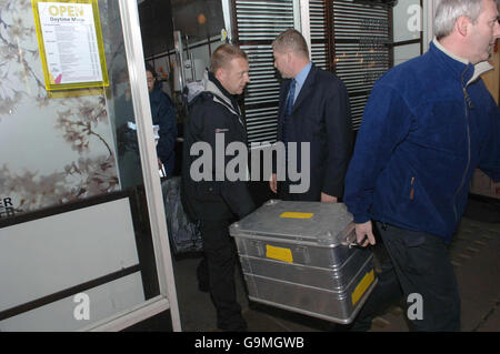 Les hommes portant une caisse métallique quittent le restaurant de sushi de l'ITSU à Piccadilly, où Alexander Litvinenko a rencontré un russe le jour où il croyait être empoisonné. Banque D'Images