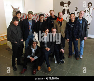 Artistes (de gauche à droite); Jim Lambie, Nick Lhumb, John Isaacs, Tim Lewis, Tom Ormond, Gavin Turk, Michael Joo et Stephen Gregory (assis, de gauche à droite); Lawrence Owen, Rachel Howard et Damien Hirst à la Serpentine Gallery de Londres, où les œuvres de la collection d'art contemporain personnelle de Hirst sont exposées de demain. Banque D'Images