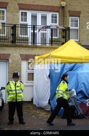 Des policiers à l'extérieur du domicile de l'ancien espion russe Alexander Litvinenko, à Muswell Hill, dans le nord de Londres. Banque D'Images