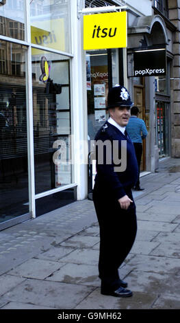 Un policier se tient devant le restaurant de l'ITSU à Piccadilly, dans le centre de Londres, où l'ancien espion russe Alexander Litvinenko a visité le 1er novembre. Banque D'Images