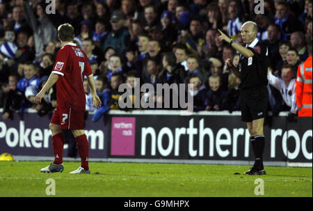 Football - Coca-Cola Championship - Colchester / Southend - Layer Road.L'arbitre Steve Bennett envoie Mark Gower de Southend lors du match de championnat Coca-Cola contre Colchester à Layer Road, Colchester. Banque D'Images