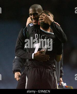 Football - FA Barclays Premiership - Aston Villa / Manchester City - Villa Park.Sylvain Distin (l) de Manchester City fête après le match. Banque D'Images