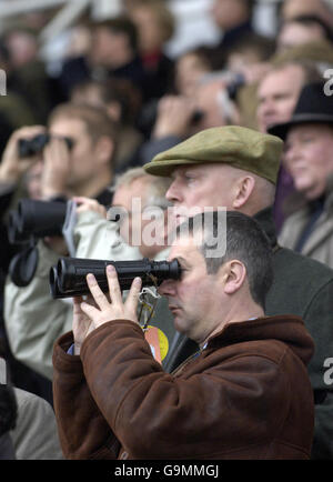 Courses hippiques - Réunion de décembre - Hippodrome de Sandown. Spectateurs sur le stand principal de Sandown Park Banque D'Images