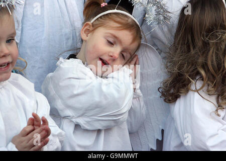 Les enfants de la pépinière St Joseph dans le Maryland, Dublin chantent des chants de chants à la bénédiction du berceau d'animaux vivant à Mansion House à Dublin. Banque D'Images