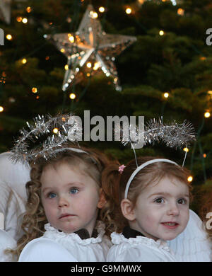Les enfants de la pépinière St. Joseph dans le Maryland Dublin chantent des chants de Noël à la bénédiction du berceau d'animaux vivant à Mansion House à Dublin. Banque D'Images