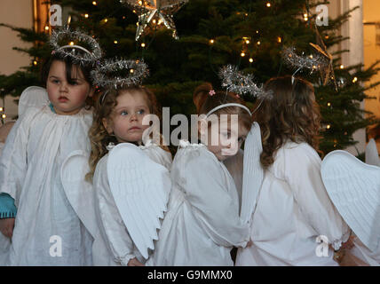 Les enfants chantent noël par Mansion House Lit bébé Animaux Banque D'Images