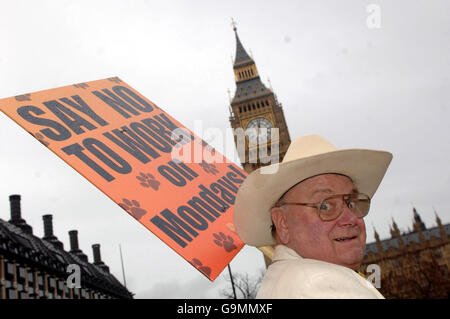 Le chef du parti officiel Monster Rouing Loony Party Alan 'Howling Laud' Hope lance, avec l'aide de Garfield le chat, une campagne pour une interdiction le lundi, sur la place du Parlement, à Londres. Banque D'Images