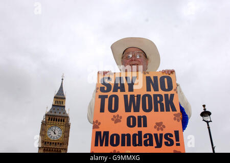 Le chef du parti officiel Monster Rouing Loony Party Alan 'Howling Laud' Hope lance, avec l'aide de Garfield le chat, une campagne pour une interdiction le lundi, sur la place du Parlement, à Londres. Banque D'Images