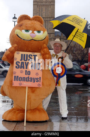 Le chef du parti officiel Monster Rouing Loony Party Alan 'Howling Laud' Hope lance, avec l'aide de Garfield le chat, une campagne pour une interdiction le lundi, sur la place du Parlement, à Londres. Banque D'Images