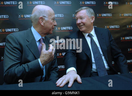 Sir Bobby Charlton, légende du club, et Sir Alex Ferguson, directeur actuel, lors du lancement du « Manchester United Opus », un livre d'un demi-mètre carré d'un poids de 37 kilogrammes représentant la vie du célèbre club de football. Banque D'Images