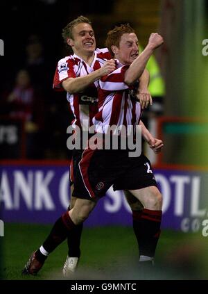 Football - FA Barclays Premiership - Sheffield United / Aston Villa - Bramall Lane.Stephen Quinn (à droite) de Sheffield United célèbre son égaliseur avec Derek Geary, coéquipier Banque D'Images