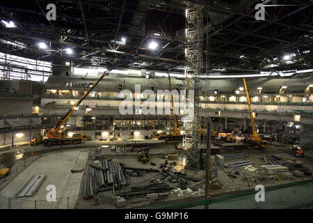 Vue de l'intérieur du stade O2, anciennement le Millennium Dome, à Greenwich, dans le sud de Londres, pendant un aperçu de la structure. Banque D'Images