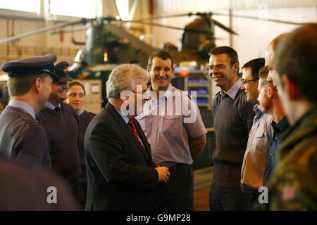 Le secrétaire de la Défense des Browne (au centre) rencontre le personnel lors de sa visite à la RAF Odiham à Hook, Hampshire. Banque D'Images