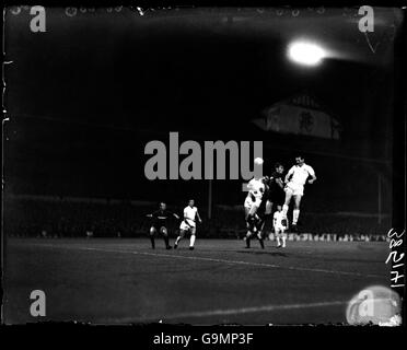 Les Allen (r) de Tottenham Hotspur se dirige vers le but après l'équipier Bobby Smith (troisième r) n'a pas réussi à amener sa tête à une croix Banque D'Images