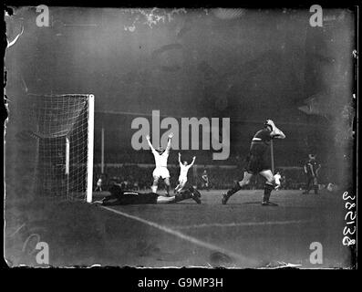 Terry Dyson de Tottenham Hotspur (deuxième l) et les Allen (troisième l) célèbrent comme le gardien de but de Gornik Zabrze Hubert Kostka (l) est battu par un en-tête du coéquipier Bobby Smith (hors photo) pour le cinquième but de Tottenham Banque D'Images