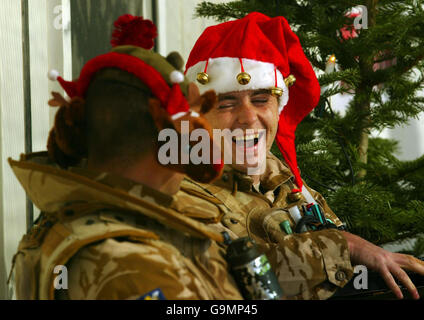 Photo non publiée antérieure datée du samedi 9 décembre 2006 de soldats de Black Watch au camp de Danevang, à 10 milles de Bassorah, avant de partir en patrouille au sud de Bassorah, en Irak. Banque D'Images
