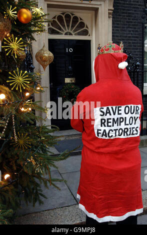 Un employé de Remstray se tient devant le numéro 10 Downing Street pour présenter une pétition pour protester contre la fermeture redoutée de plusieurs usines de Remstray au cours de la nouvelle année. Banque D'Images