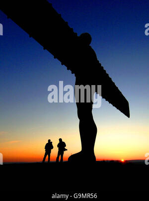 Le soleil se couche derrière la statue de l'Ange du Nord d'Antony Gormley à Gateshead. Banque D'Images