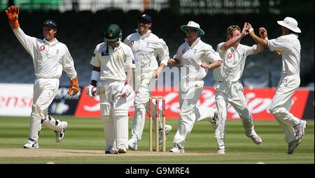 Les joueurs d'Angleterre célèbrent comme le abattu Imran Farhat du Pakistan (2e en partant de la gauche) quitte le champ Banque D'Images