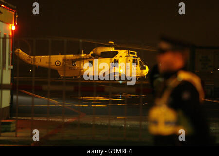 Accident d'hélicoptère Morecambe Bay.Police au terminal aérien offshore de l'aéroport de Blackpool, près d'un hélicoptère de recherche et de sauvetage de la RAF. Banque D'Images