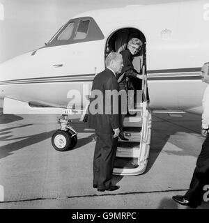 L'ancien président américain Gerald Ford et sa femme embarquant à bord du jet privé à l'aéroport de Londres Heathrow qui les a emprises à Stockholm à la fin de leur visite au Royaume-Uni. Banque D'Images