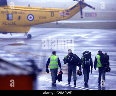 Une équipe de la RAF Sea King s'approche de son hélicoptère au terminal aérien offshore de l'aéroport de Blackpool, après le rétablissement de six corps hier de la mer d'Irlande après un accident d'hélicoptère au large de la baie de Morecambe. Banque D'Images