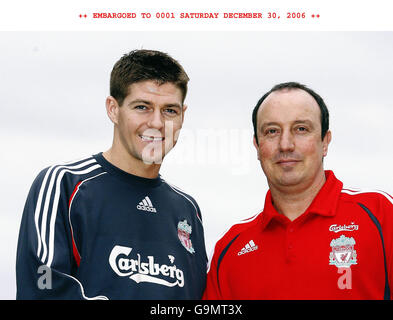 Le capitaine de Liverpool Steven Gerrard (à gauche) se tient aux côtés du directeur Rafael Benitez sur le terrain d'entraînement de Melwood après avoir reçu un MBE dans la liste des honneurs du nouvel an de la Reine. Banque D'Images