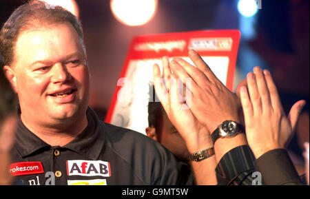 Raymond Van Barneveld, de Hollande, avant son match contre Alan Tabern, d'Angleterre, lors des championnats du monde du PDC Ladbrokes.com à Purfleet, Essex. Banque D'Images