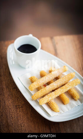 Churros et chocolat pâtisserie beignets beignets espagnol avec la sauce déjeuner léger Banque D'Images