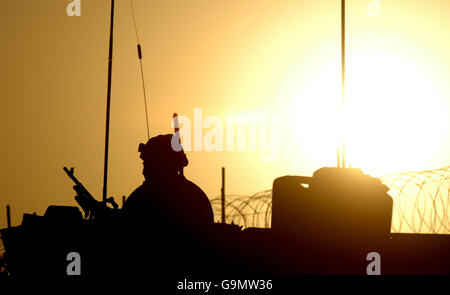 Un Royal Marine Commando est assis dans la tourelle d'armes d'un porte-canon Viking à FOB Price près de Gereshk, en Afghanistan. Banque D'Images