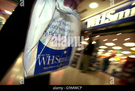 Vue générale d'une personne portant un sac WH Smith à l'extérieur d'un magasin à Bristol. Banque D'Images